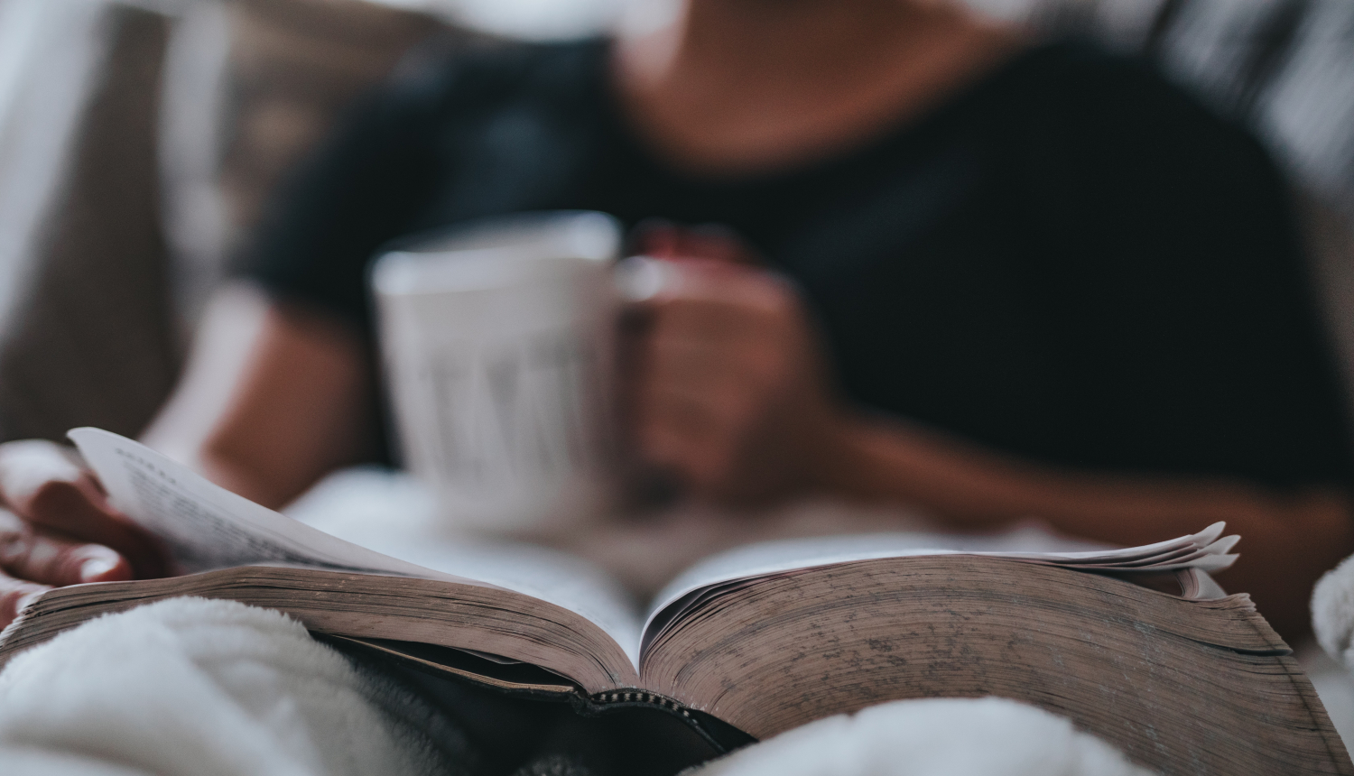 Attēlā cilvēks lasa grāmatu 