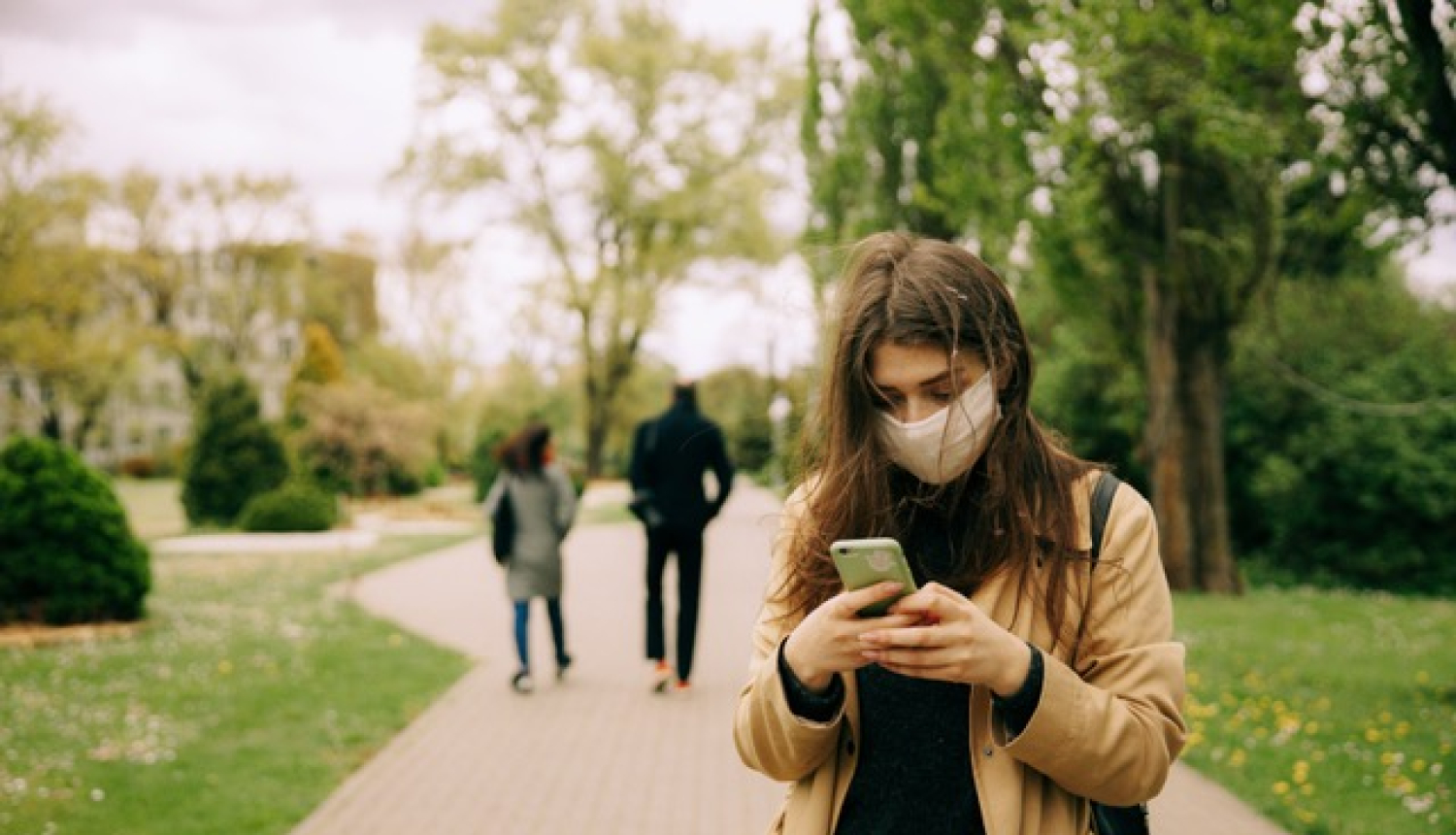 jaunietis skatās telefonā