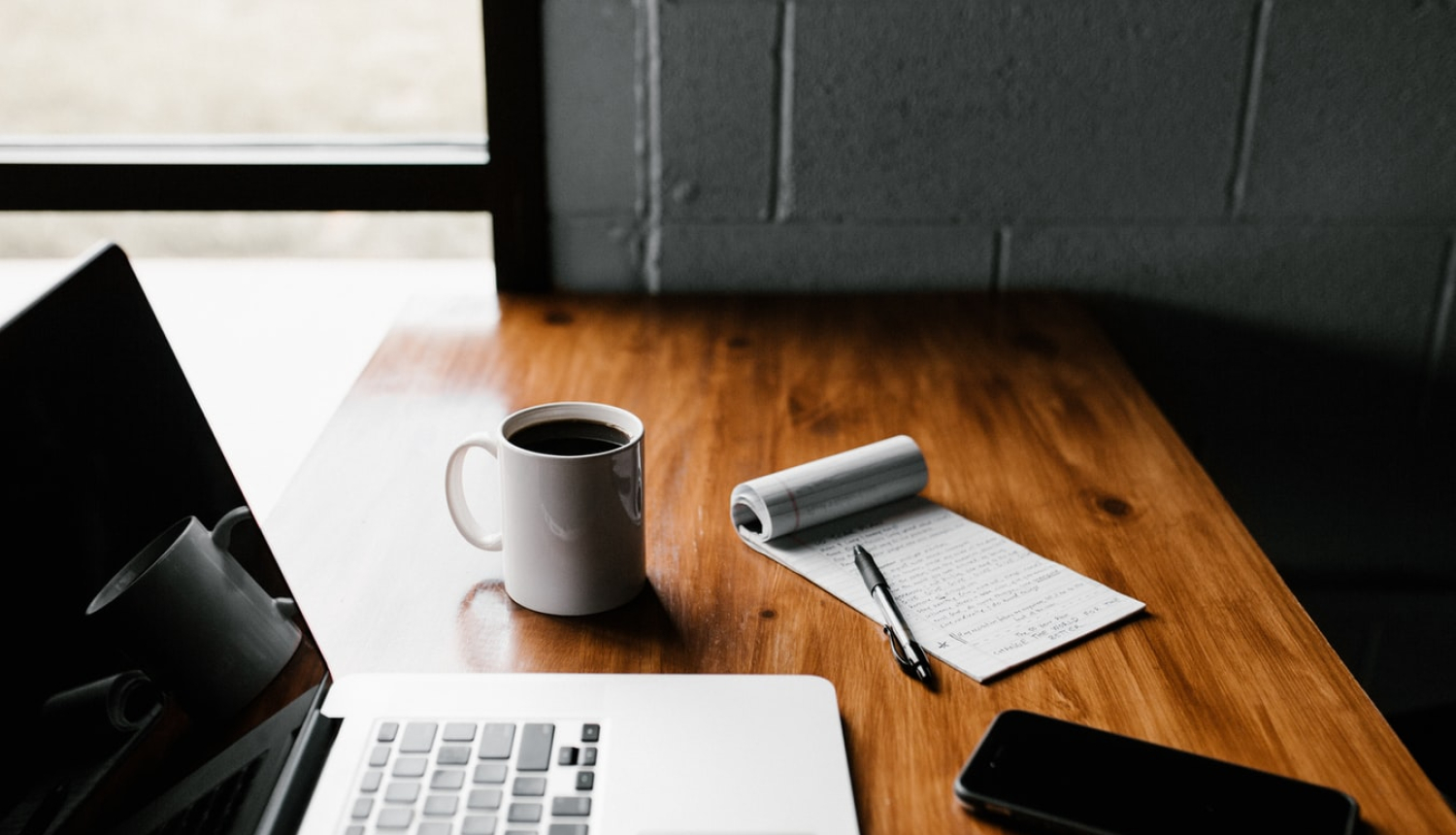 Attēlā darba galds