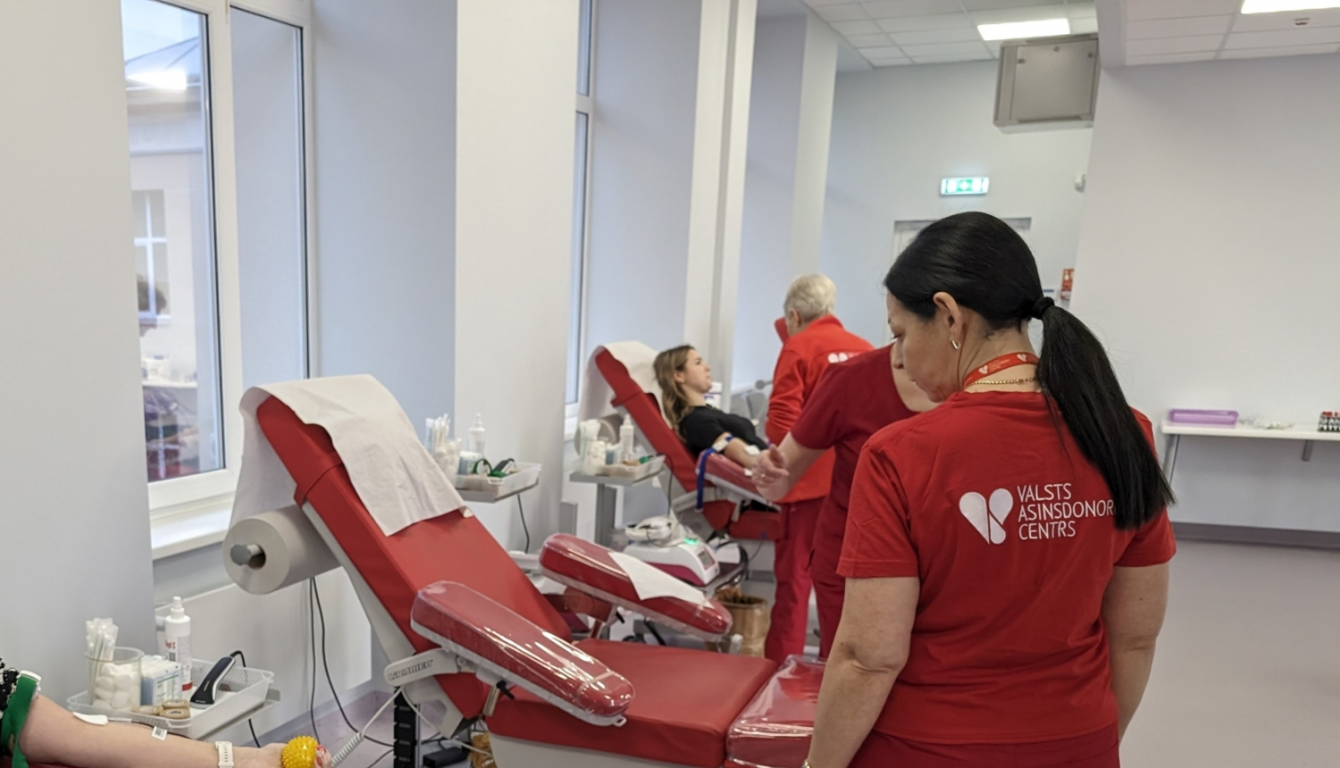 Attēlā VADC asinsziedošanas zāle un donori 