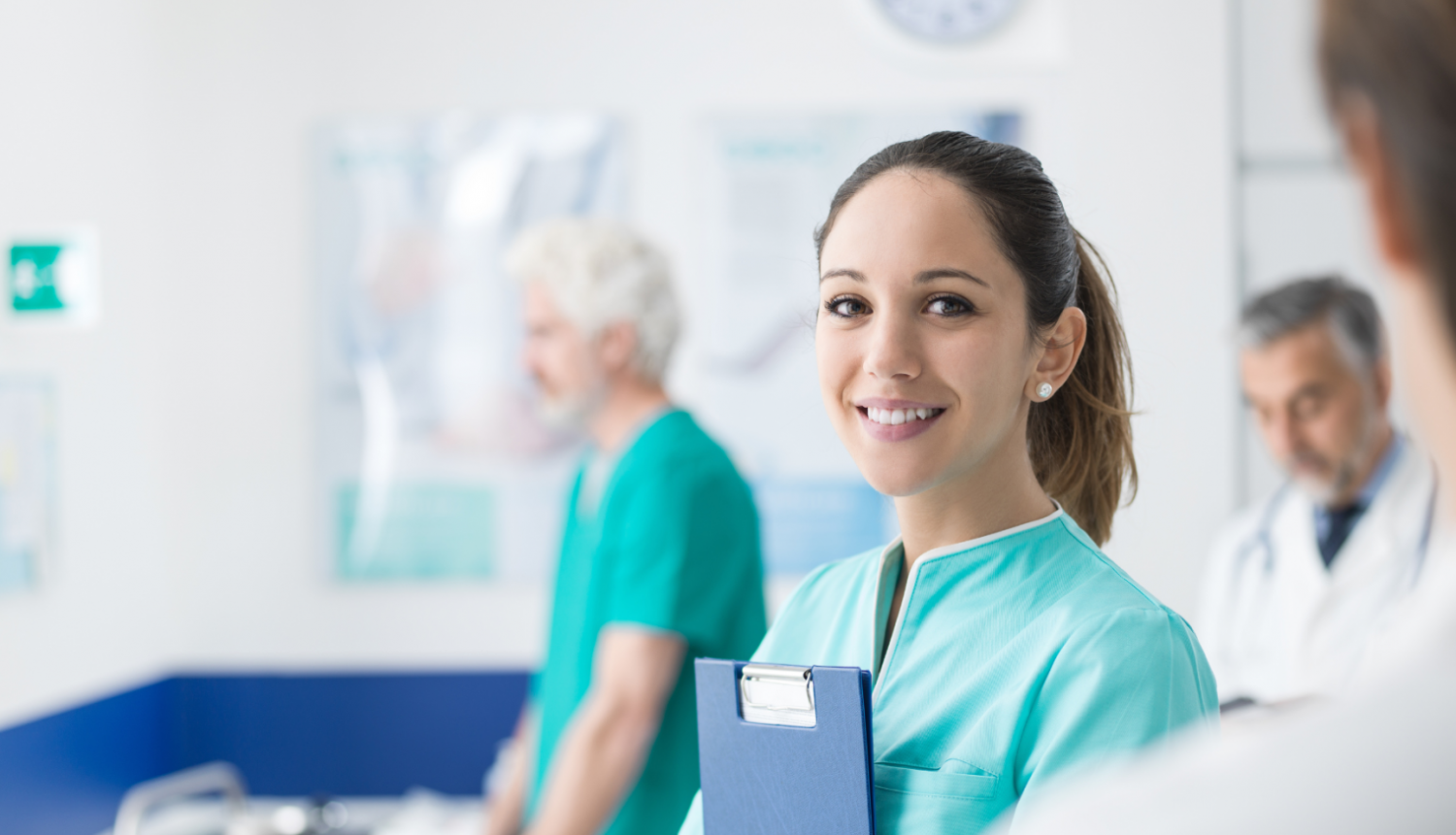 Medicīnas māsa ārstniecības iestādē kopā ar citiem mediķiem