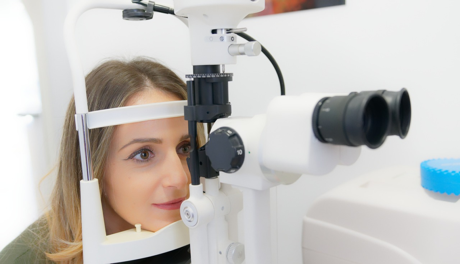 Sievietei pārbauda redzi