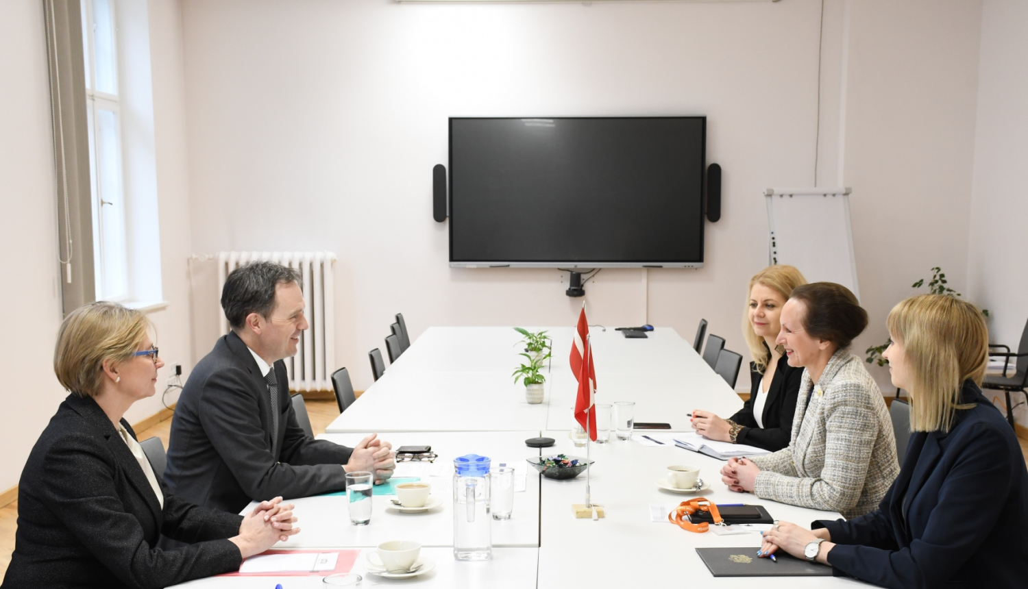 Veselības ministre Līga Meņģelsone tiekas ar Šveices vēstnieku Latvijā Martēnu Mišlē 