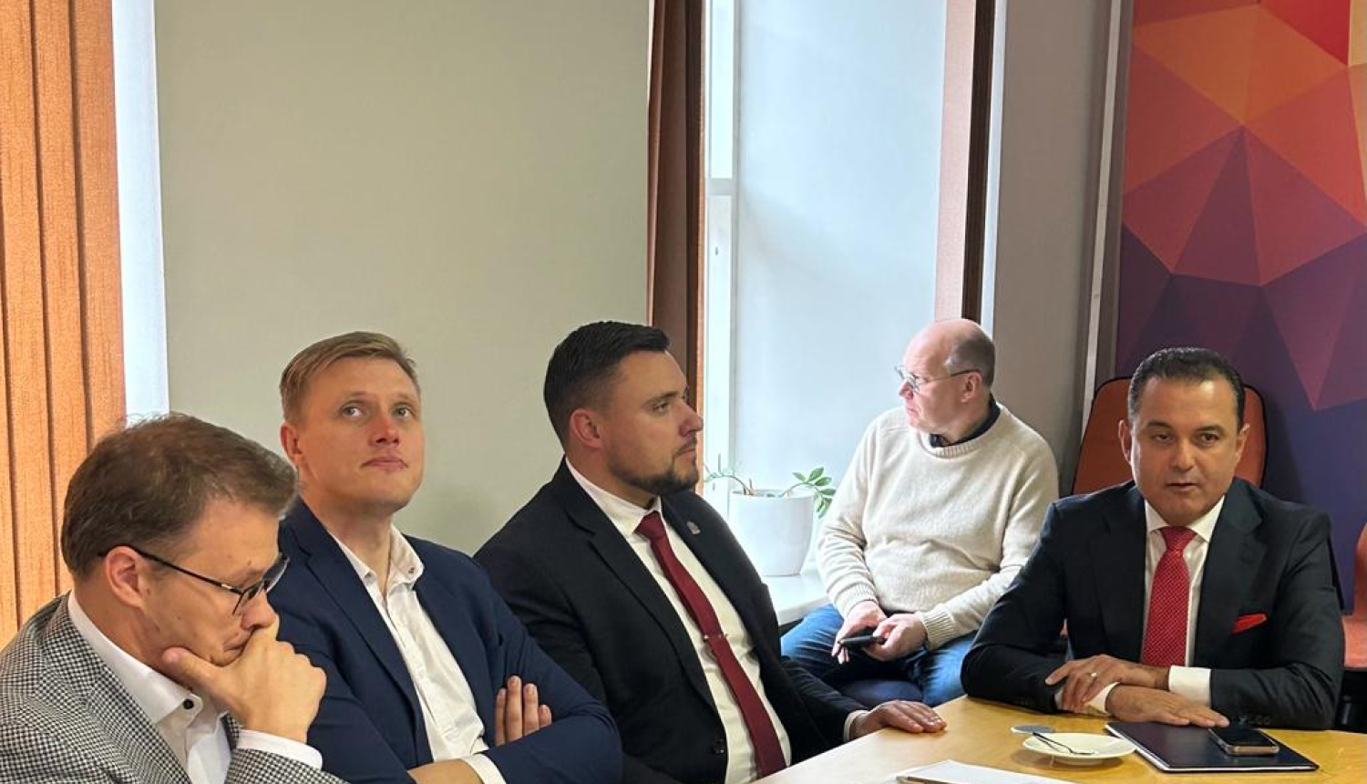 Veselības ministrs Hosams Abu Meri tiekas ar Saeimas deputātiem no Nacionālās apvienības