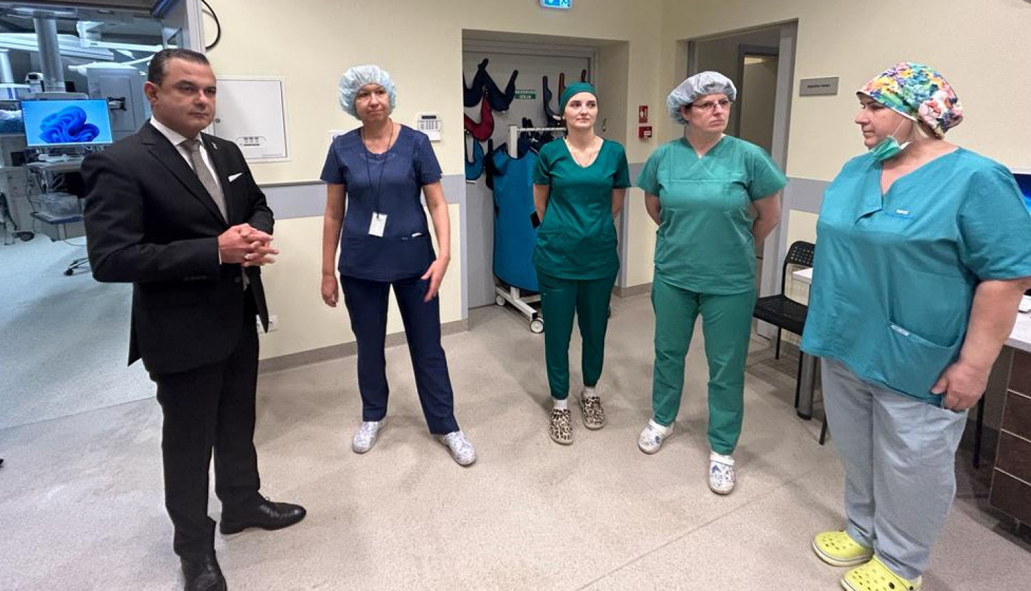 Veselības ministrs Hosams Abu Meri apmeklē Traumatoloģijas un ortopēdijas slimnīcu