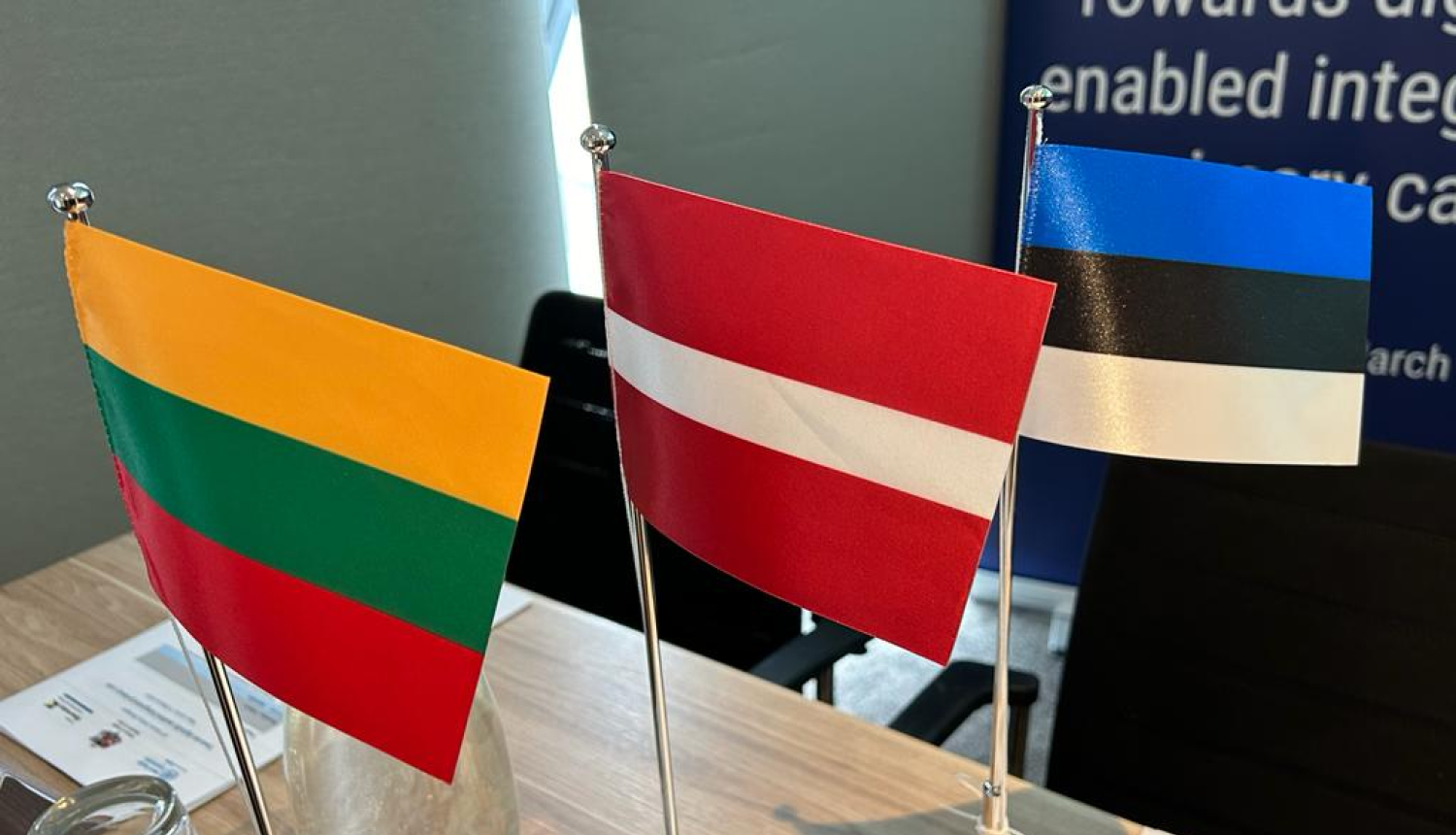 Uz galda Lietuvas Republikas, Latvijas Republikas un Igaunijas Republikas valsts karogi