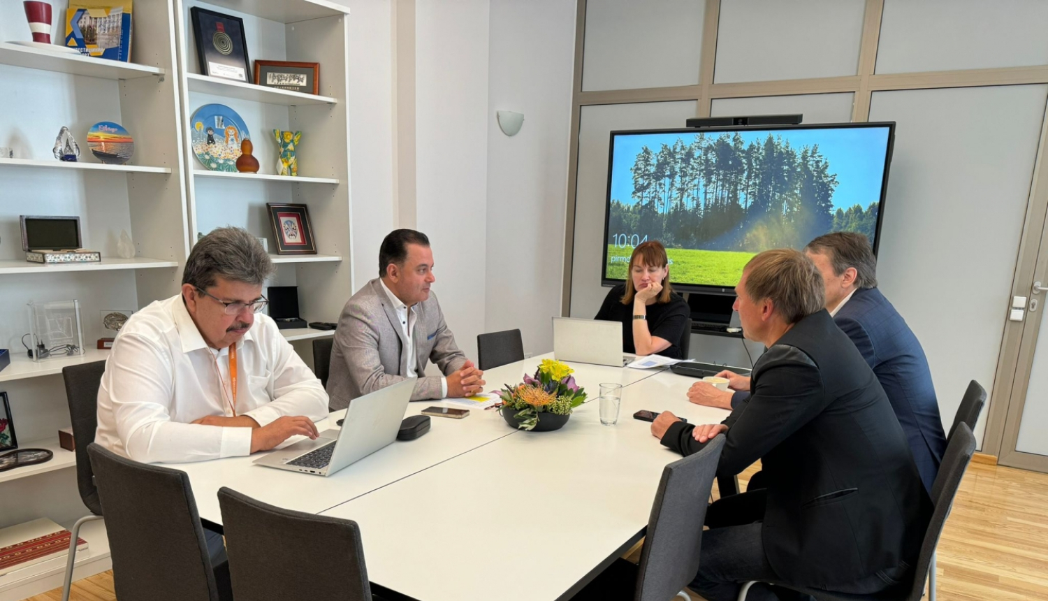 Veselības ministrs Hosams Abu Meri tikās ar Latvijas Neiroķirurgu biedrības pārstāvjiem Egilu Valeini un Kasparu Auslandu