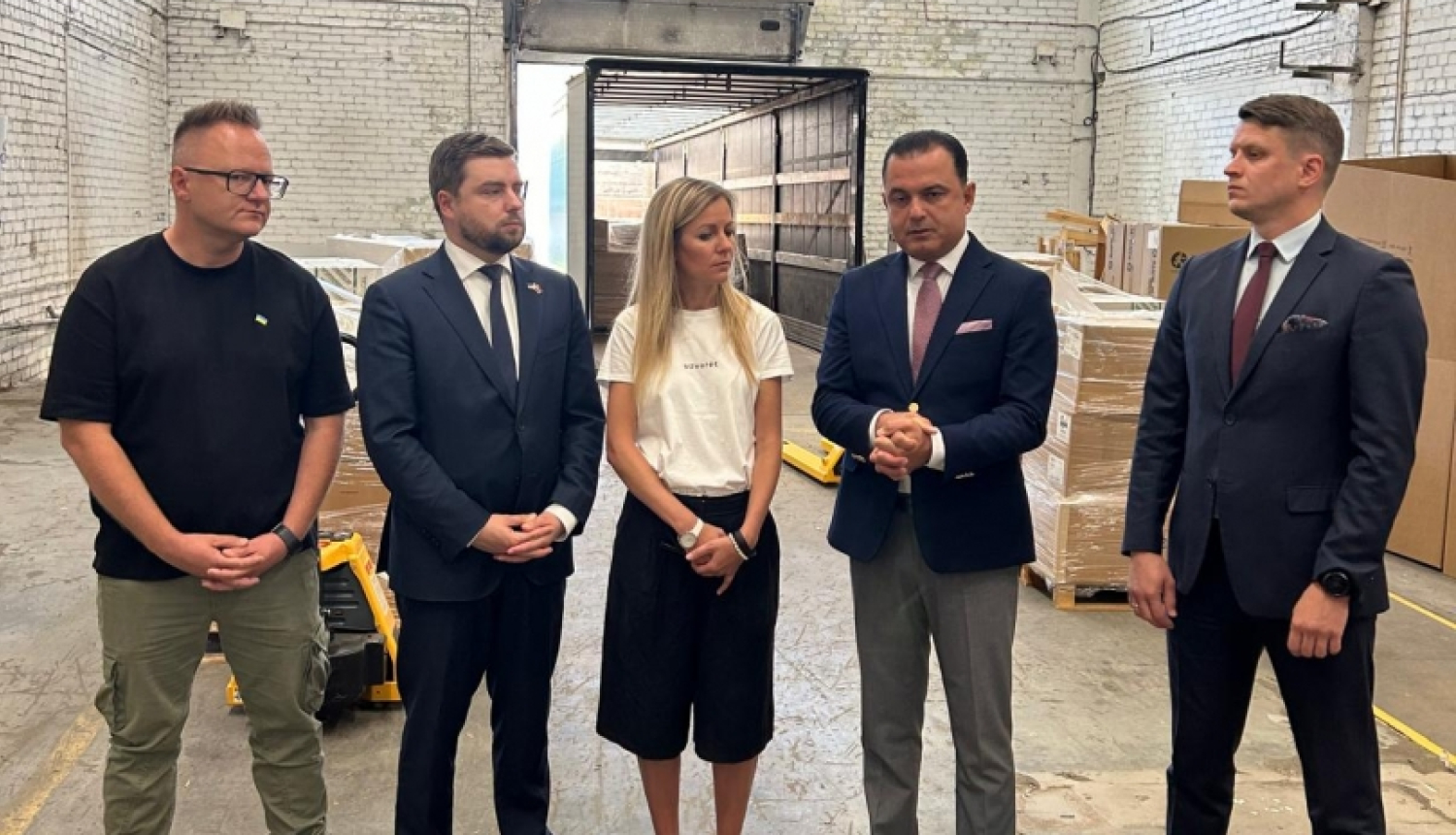 Veselības ministrs un citi, pavadot ceļā ziedojumu Ukrainai