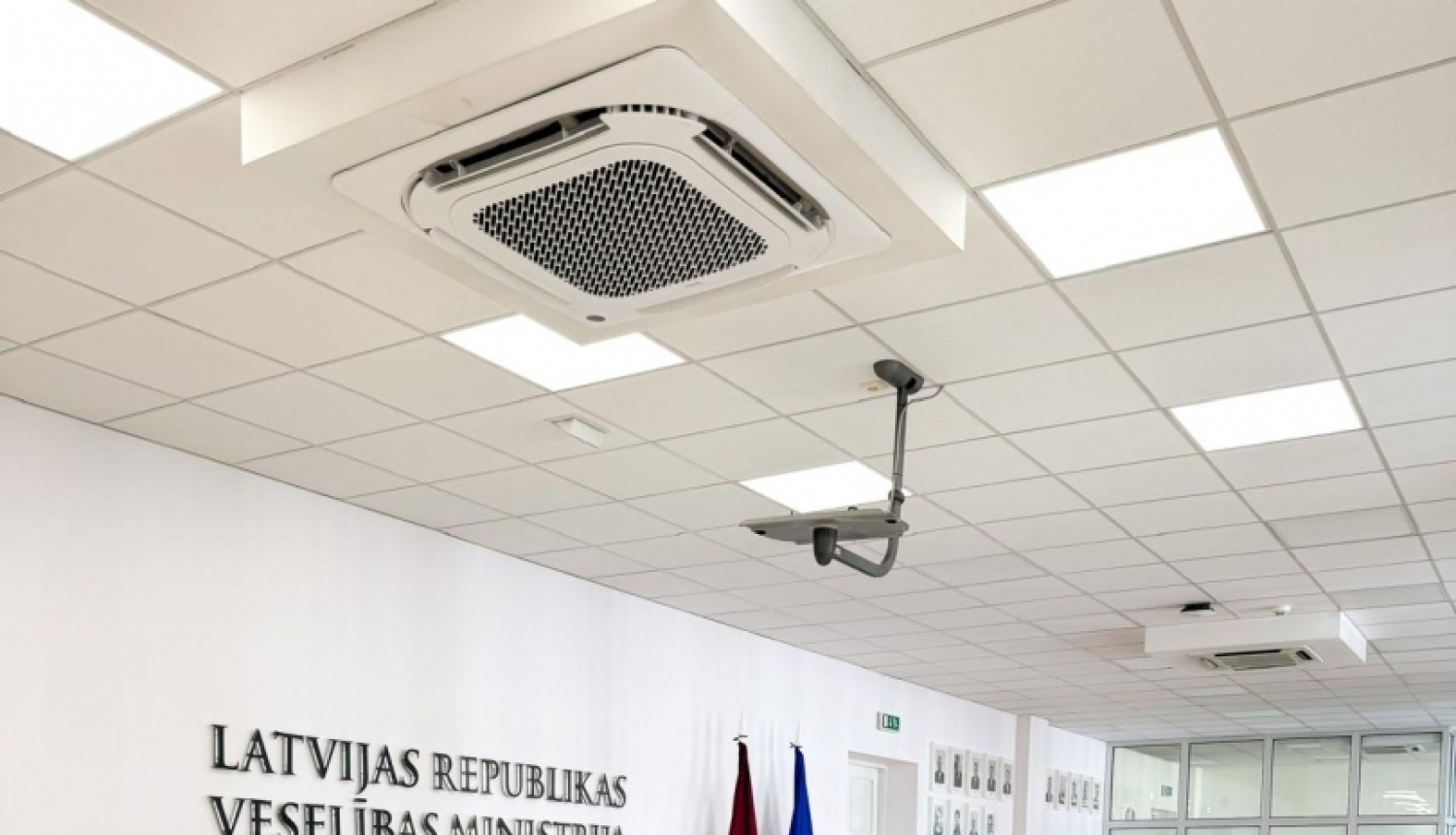 Ar veselības aprūpes darba devējiem pārrunā sadarbību ar privātajām ārstniecības iestādēm krīzes situācijās 