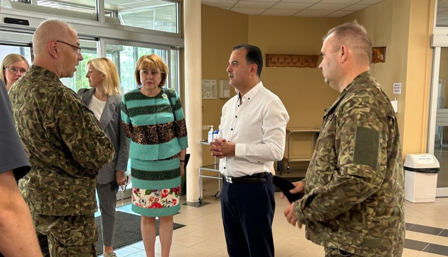 ministrs tiekas ar citiem 