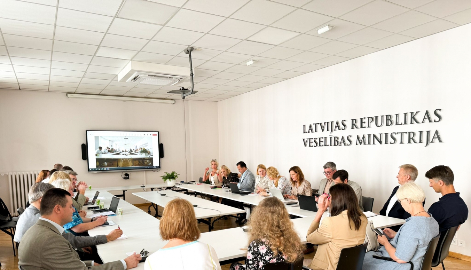 Pārrunā farmācijas komersantu iebildumus pret jauno zāļu uzcenojumu modeli