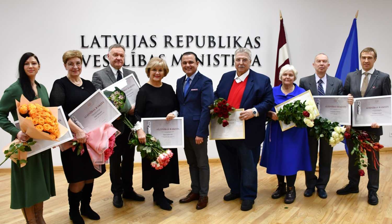 Veselības ministrs Hosams Abu Meri pasniedz MK Atzinības rakstus