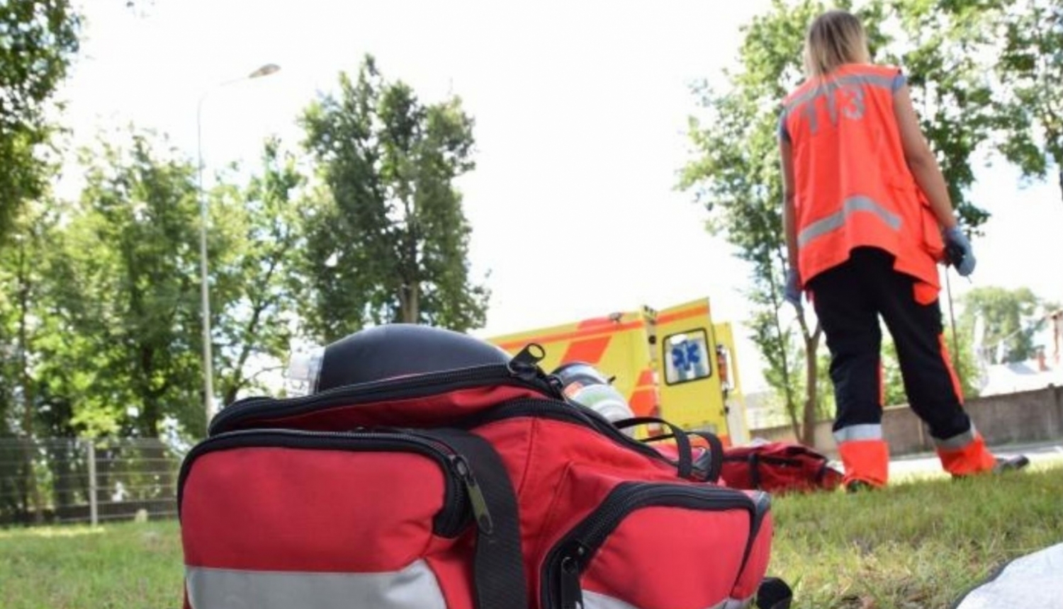 Lai piesaistītu darbiniekus Neatliekamās medicīniskās palīdzības dienestam (turpmāk - NMPD) Rīgā un reģionos, tiek īstenoti vairāki pasākumi, tostarp ārstu palīgiem ir pieejams atbalsts no ES fondiem. Finanšu atbalsts no ES fondiem pieejams ārstniecības personām par to, ka speciālisti par savu darba vietu izvēlas iestādi, kas pacientiem nodrošina valsts apmaksātus medicīnas pakalpojumus. Jaunu darbinieku piesaiste NMPD ir ļoti aktuāla, tāpēc ārstu palīgus aicina pievienoties dienestam un izmantot ES fondu i