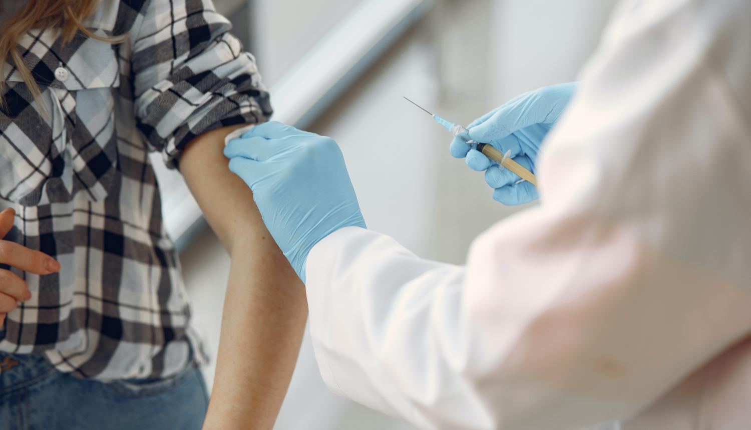 Attēlā pacients ar medicīnas māsu