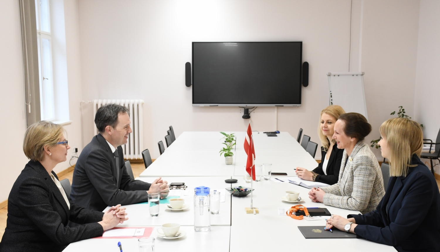 Veselības ministre Līga Meņģelsone tiekas ar Šveices vēstnieku Latvijā Martēnu Mišlē 