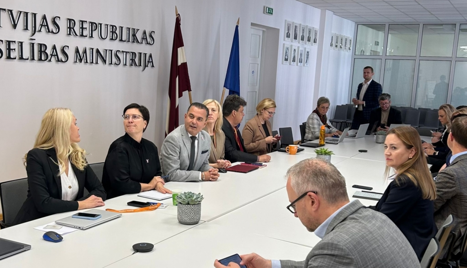 Veselības ministrs Hosams Abu Meri tiekas ar kapitālsabiedrību vadītājiem