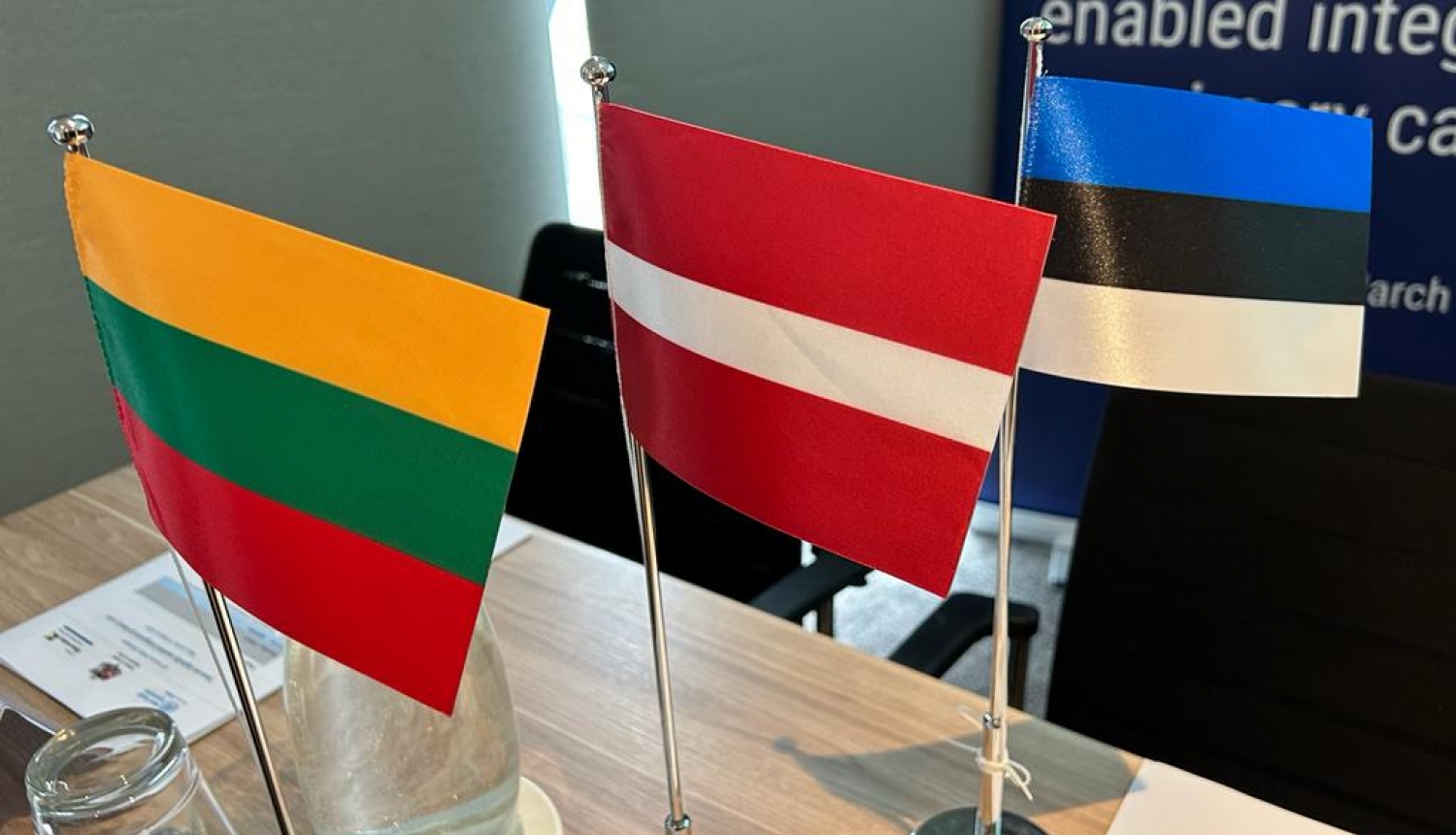 Uz galda Lietuvas Republikas, Latvijas Republikas un Igaunijas Republikas valsts karogi